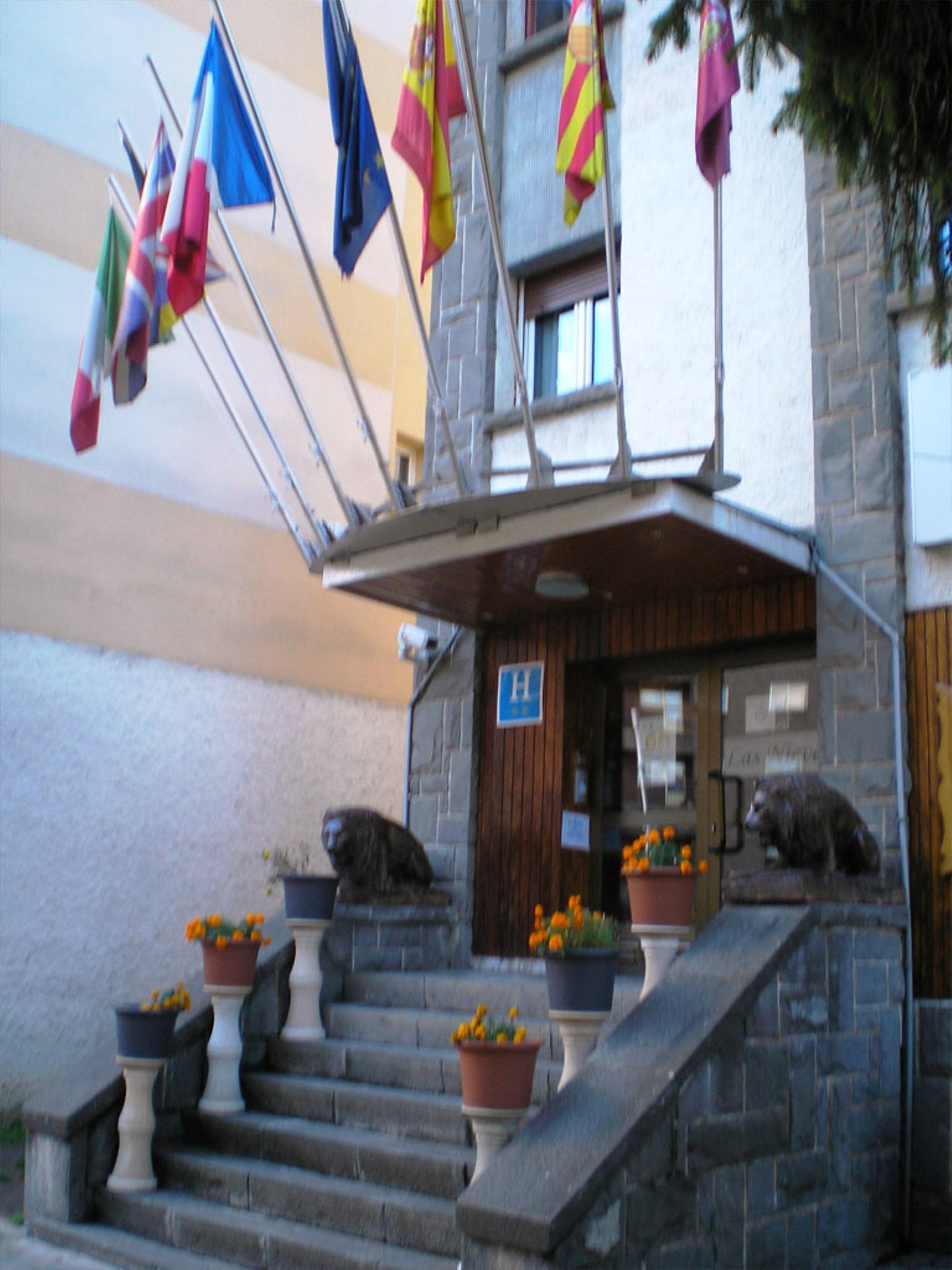 Auto Check In Hotel Las Nieves Jaca Kültér fotó